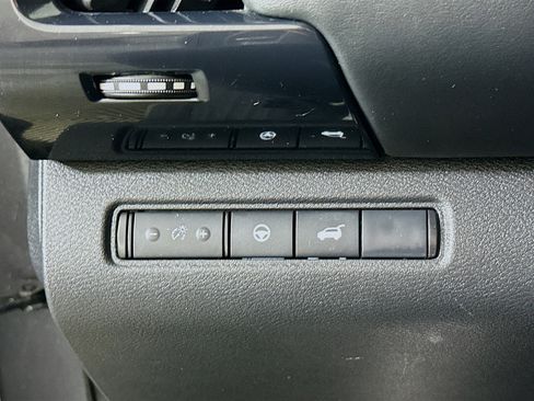 Used 2025 Nissan Pathfinder SV image 16