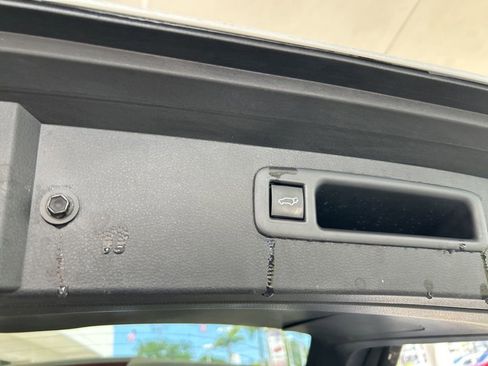 Used 2024 Toyota Highlander XLE AWD/4WD image 32