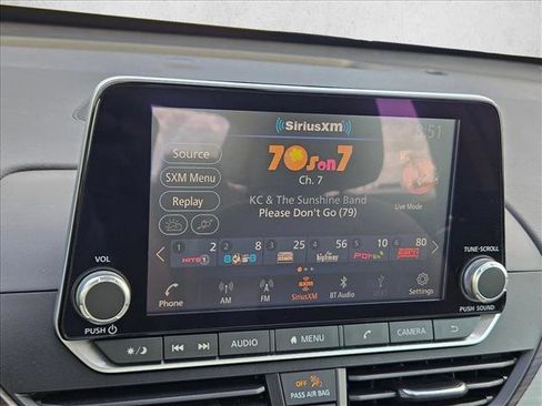 Used 2025 Nissan Altima 2.5 SV FWD image 12
