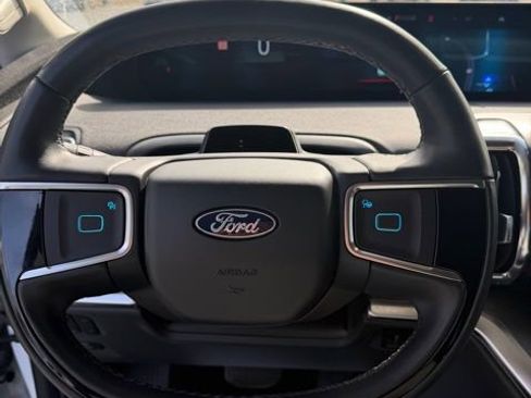 Used 2025 Ford Expedition Platinum image 11