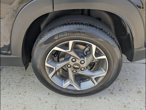 Used 2025 Chevrolet Trax LT FWD image 13
