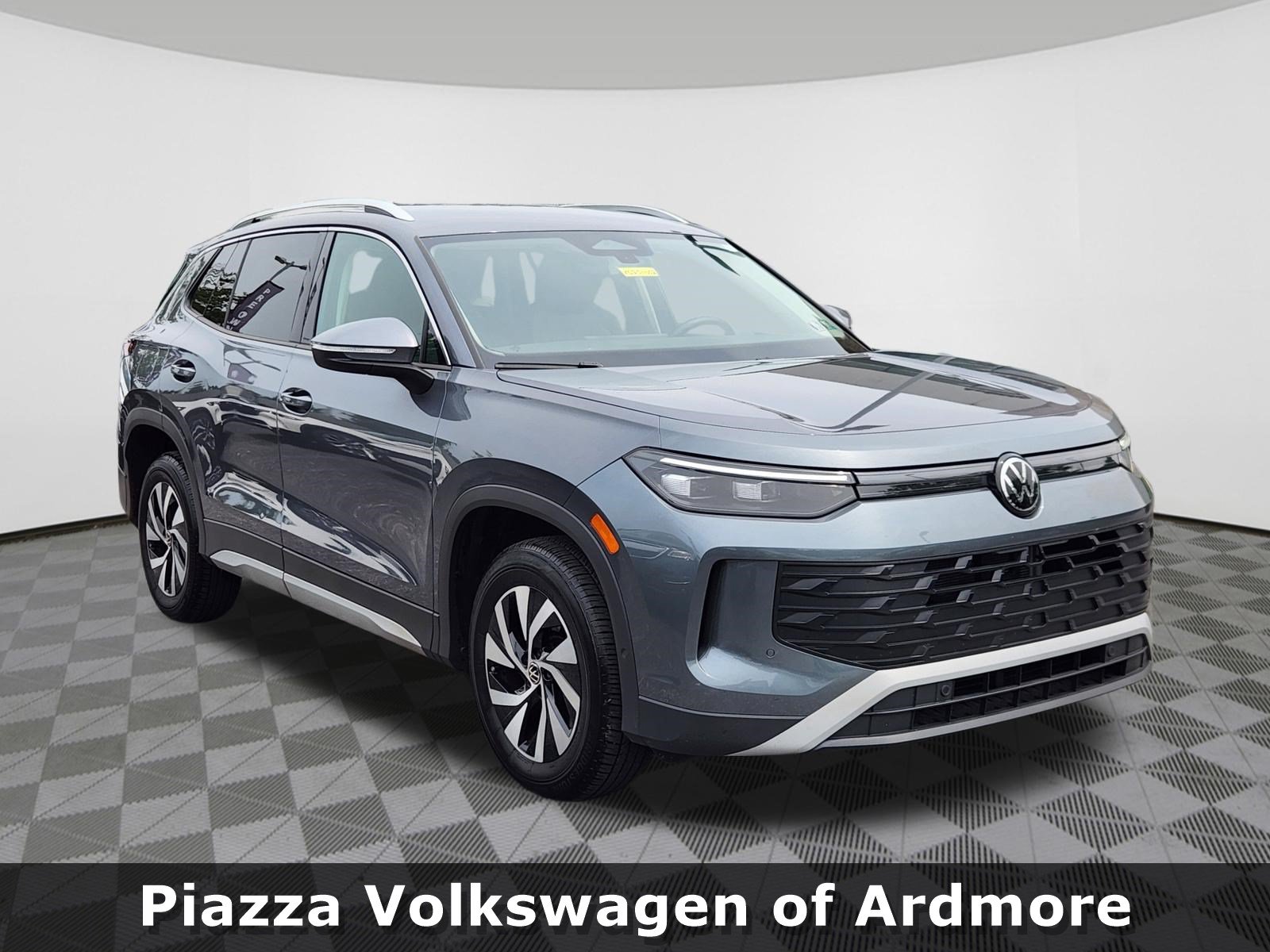 Used 2025 Volkswagen Tiguan S AWD/4WD image 1