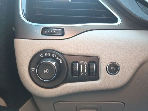 Used 2019 Jeep Cherokee Limited FWD image 28