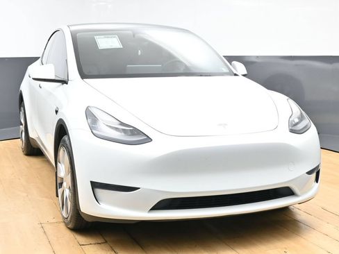 Used 2023 Tesla Model Y Long Range AWD/4WD image 3