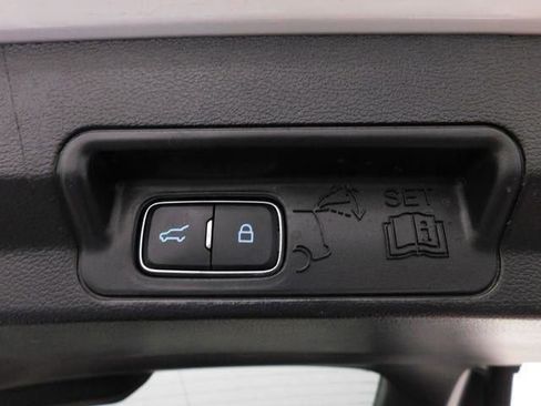 Used 2022 Ford Explorer XLT image 30