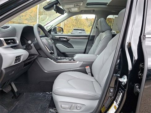 New 2025 Toyota Highlander Platinum image 12