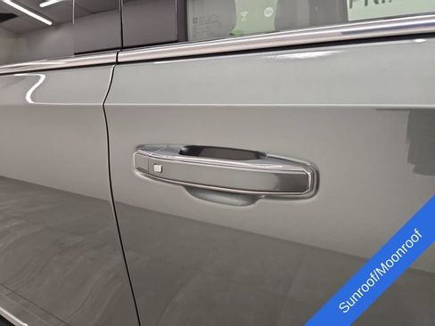 Used 2023 GMC Yukon XL SLT w/ SLT Premium Package AWD/4WD image 8