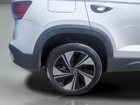 Used 2023 Volkswagen Taos SE w/ Panoramic Sunroof Package AWD/4WD image 28