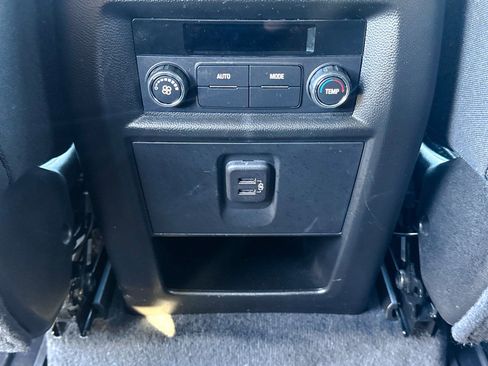 Used 2023 Chevrolet Traverse LT image 24