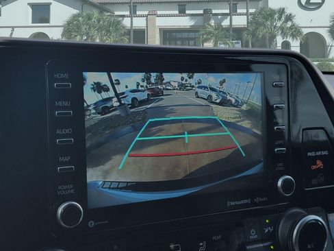 Used 2022 Toyota Highlander XLE FWD image 19