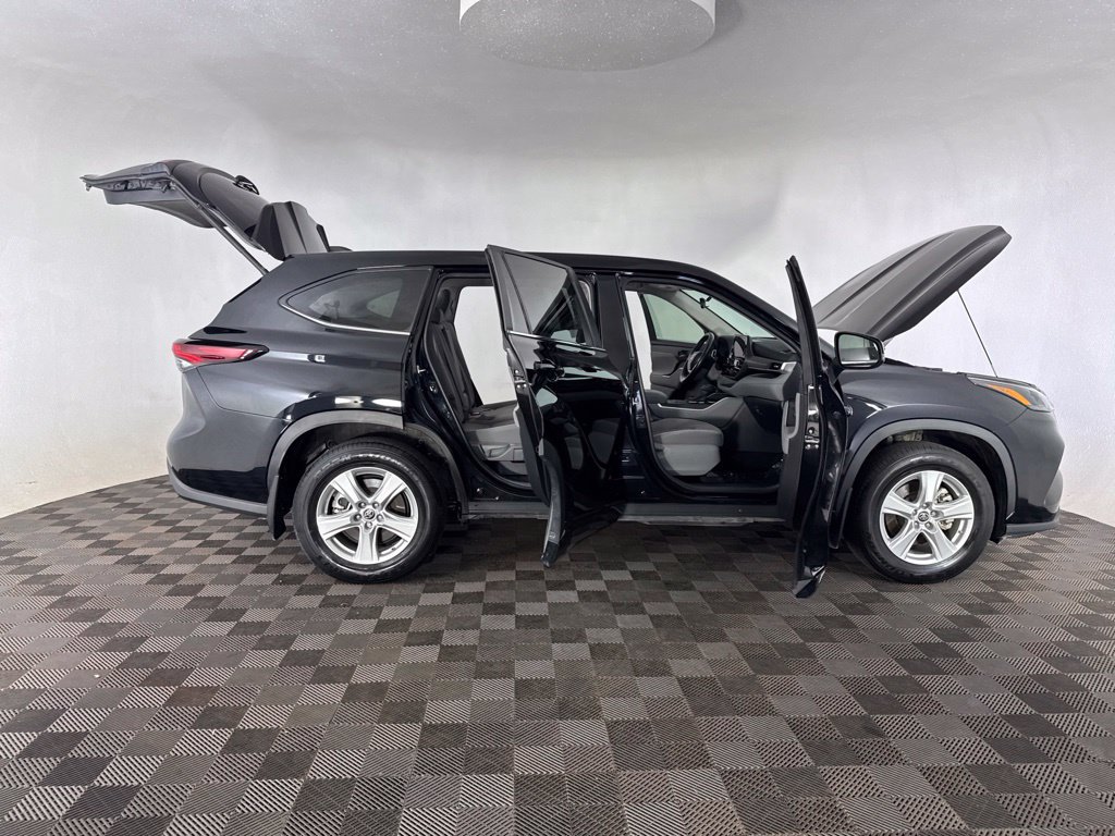 Used 2024 Toyota Highlander LE AWD/4WD image 21