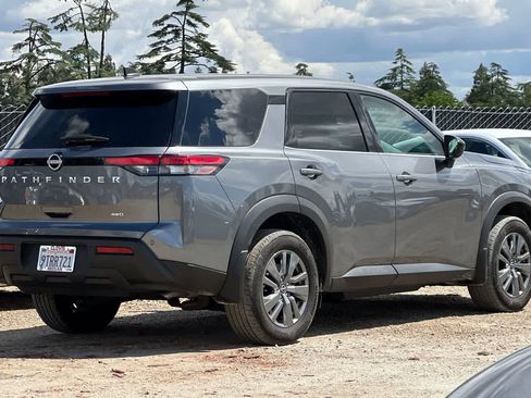 Used 2025 Nissan Pathfinder S image 3