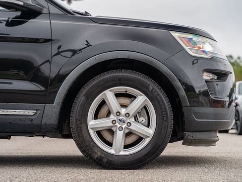 Certified 2018 Ford Explorer XLT w/ Equipment Group 202A image 9