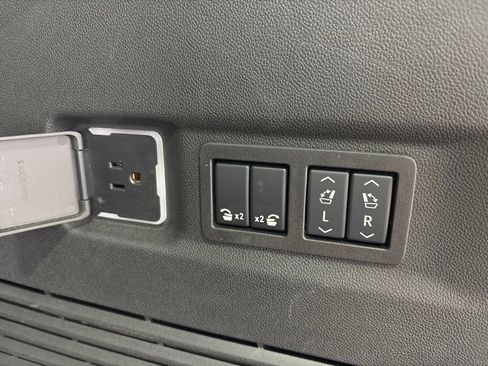 Used 2025 Chevrolet Suburban Premier AWD/4WD image 65