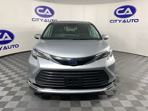 Used 2023 Toyota Sienna XLE FWD image 9