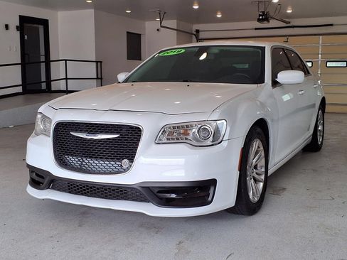 Used 2019 Chrysler 300 Touring w/ Driver Convenience Group RWD image 2