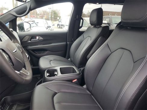 New 2026 Chrysler Pacifica Select image 10