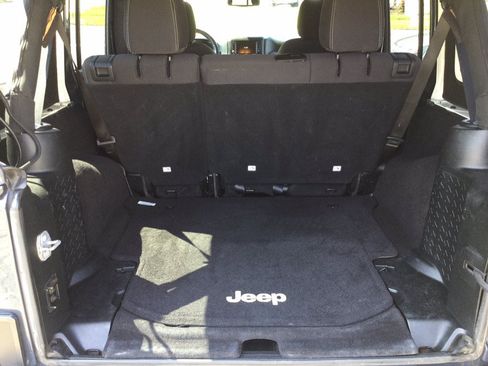 Used 2017 Jeep Wrangler Unlimited Sahara w/ Connectivity Group AWD/4WD image 16