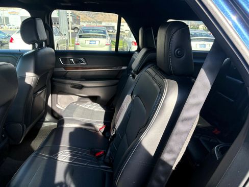 Used 2017 Ford Explorer Platinum image 11