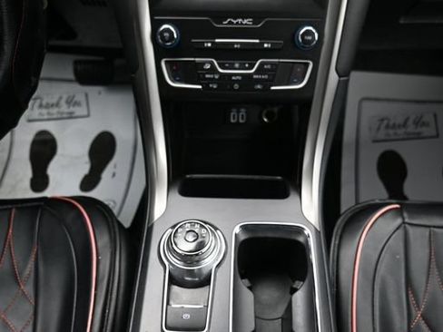 Used 2019 Ford Fusion SE FWD image 19