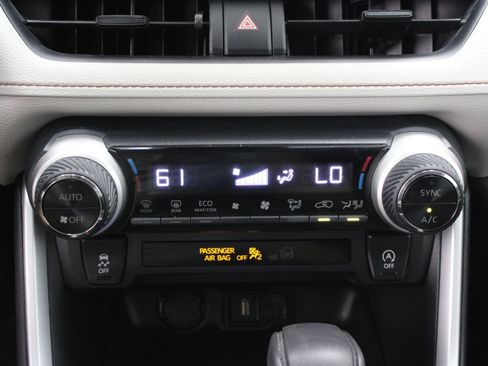 Used 2020 Toyota RAV4 XLE w/ Convenience Package FWD image 20