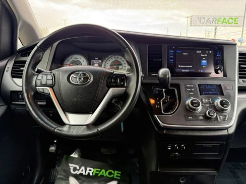 Used 2017 Toyota Sienna SE FWD image 32