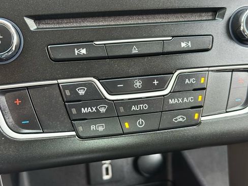 Used 2018 Ford Fusion SE w/ Fusion SE Technology Package FWD image 16