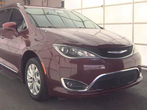 Used 2018 Chrysler Pacifica Touring-L FWD image 3