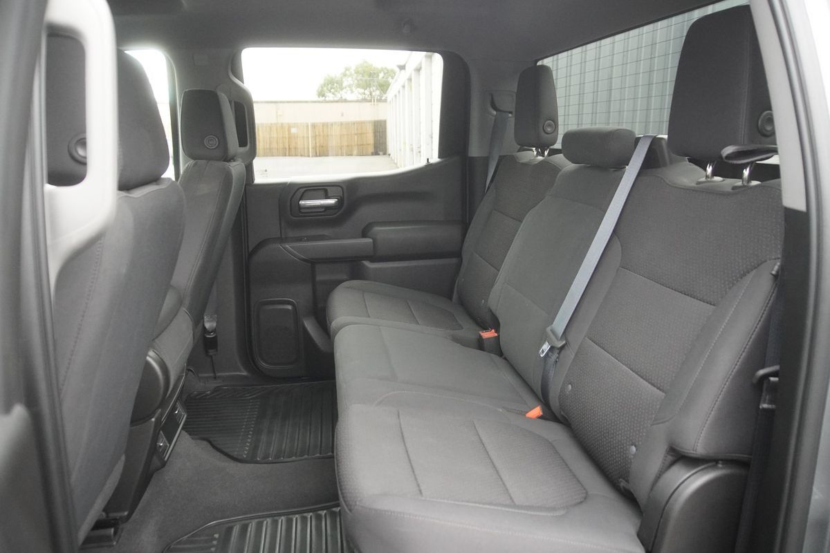 Used 2020 Chevrolet Silverado 1500 Custom w/ Custom Value Package AWD/4WD image 11