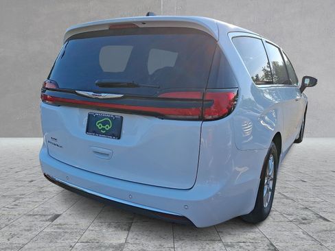 Used 2023 Chrysler Pacifica Touring-L FWD image 4