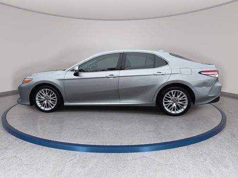 Used 2020 Toyota Camry XLE w/ Sunroof Package FWD image 8