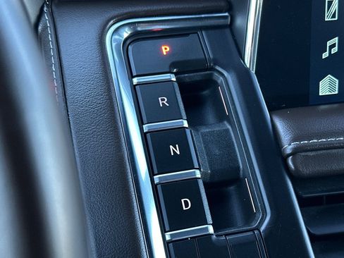 Used 2024 Chevrolet Suburban LT image 31