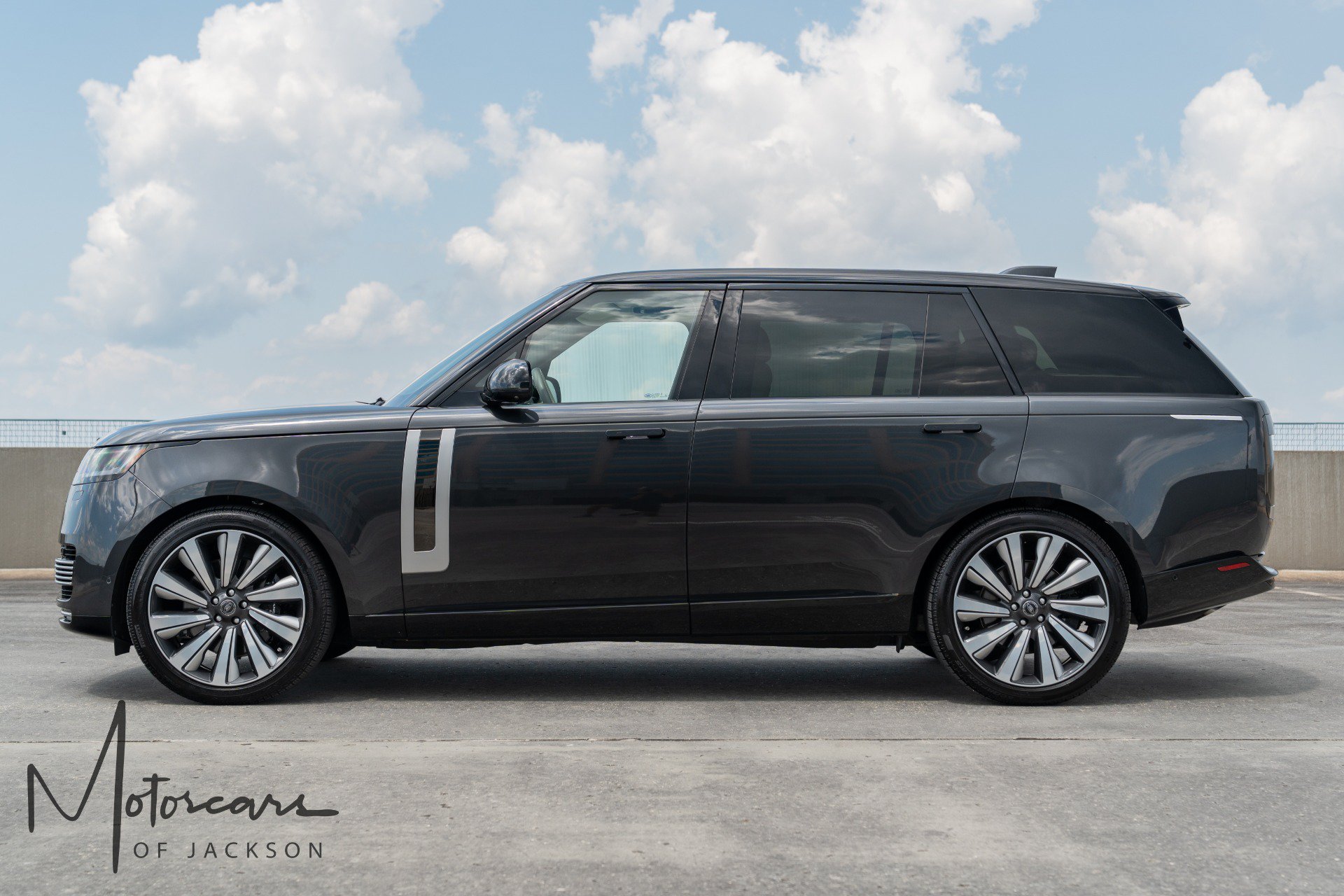 Used 2025 Land Rover Range Rover SV AWD/4WD image 4