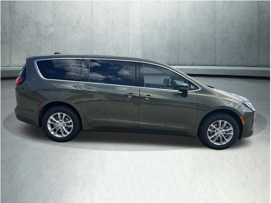 New 2027 Chrysler Pacifica Select AWD/4WD image 6