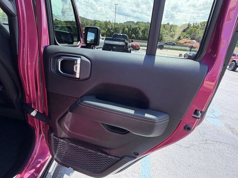 Used 2024 Jeep Wrangler Unlimited Sahara w/ Technology Group AWD/4WD image 40