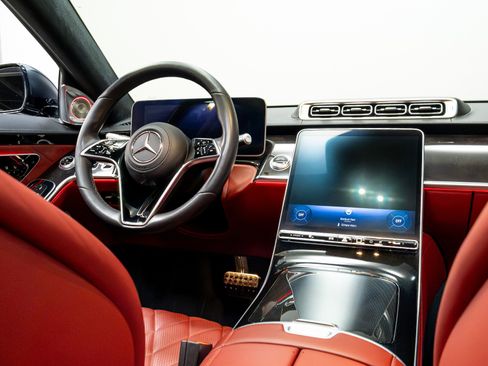 Used 2022 Mercedes-Benz S 580 4MATIC Sedan w/ AMG Line Package image 36