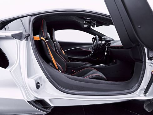 Used 2023 McLaren Artura RWD image 45