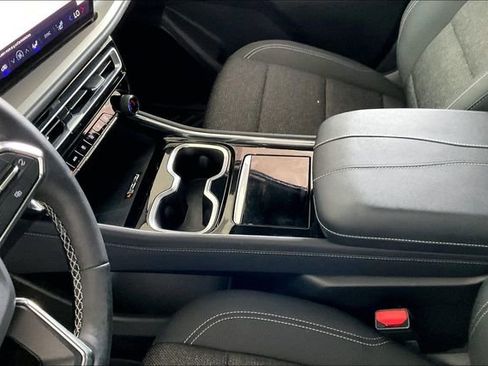 Used 2024 Chevrolet Traverse LT image 13