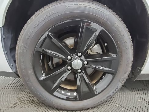 Used 2015 Dodge Challenger SXT image 36