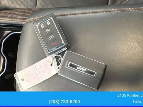 Used 2024 Jeep Grand Cherokee Summit AWD/4WD image 35