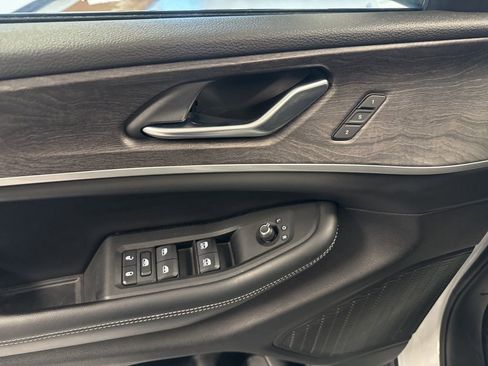 Used 2023 Jeep Grand Cherokee L Limited AWD/4WD image 25
