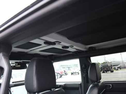 Used 2025 Ford Bronco Badlands image 19