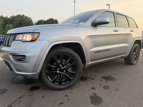 Used 2018 Jeep Grand Cherokee Altitude AWD/4WD image 6