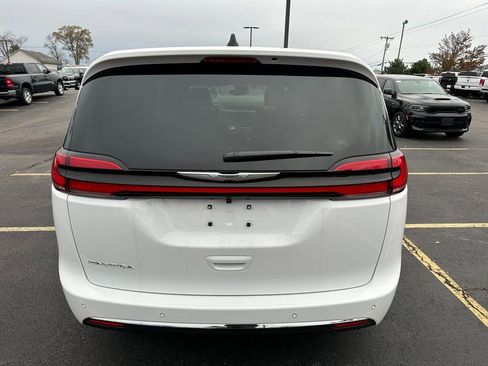 New 2026 Chrysler Pacifica Select FWD image 9