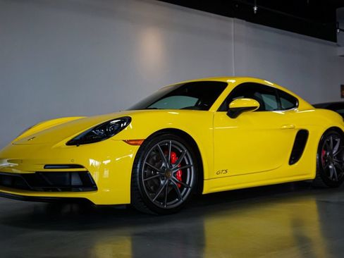 Used 2019 Porsche 718 Cayman RWD image 3