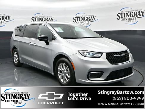 Used 2024 Chrysler Pacifica Touring-L FWD image 1