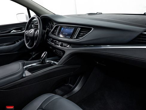 Used 2020 Buick Enclave Essence image 11