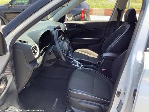 Used 2022 Hyundai Venue Limited FWD image 8