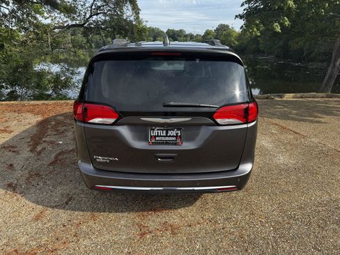 Used 2017 Chrysler Pacifica Touring-L Plus w/ Advanced Safetytec Group FWD image 6