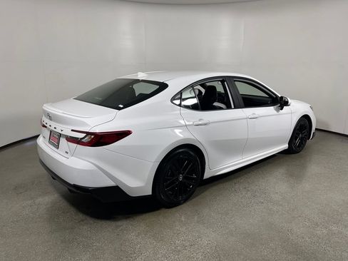 Used 2025 Toyota Camry SE FWD image 3
